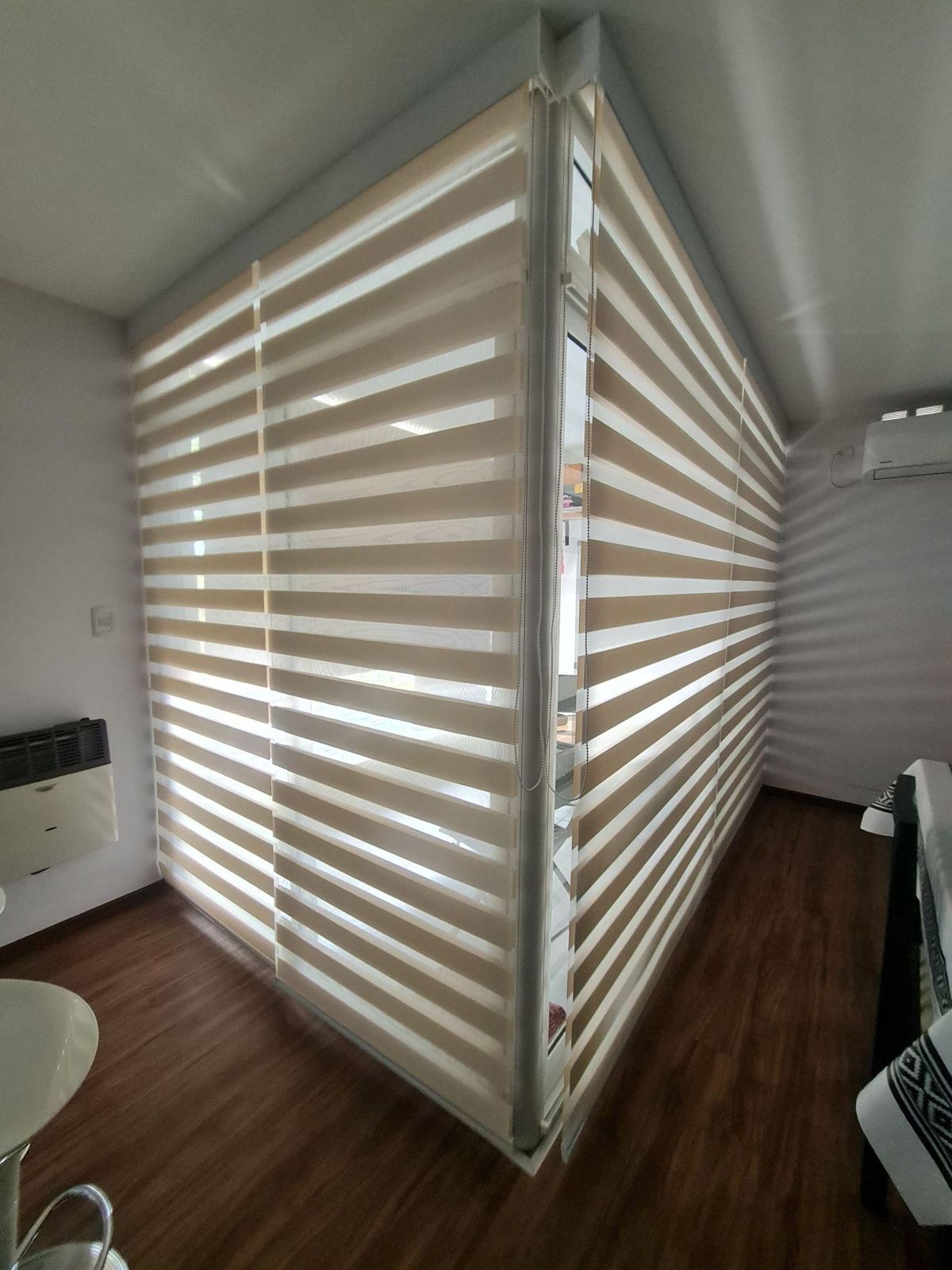Cortinas zebra en ventanal de esquina