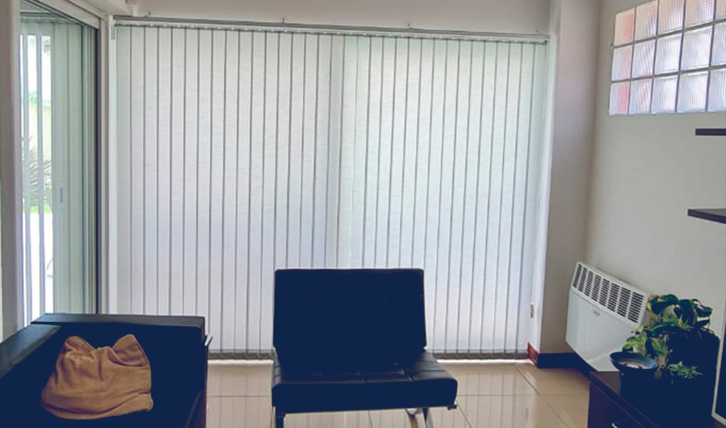 Cortina de bandas verticales en living