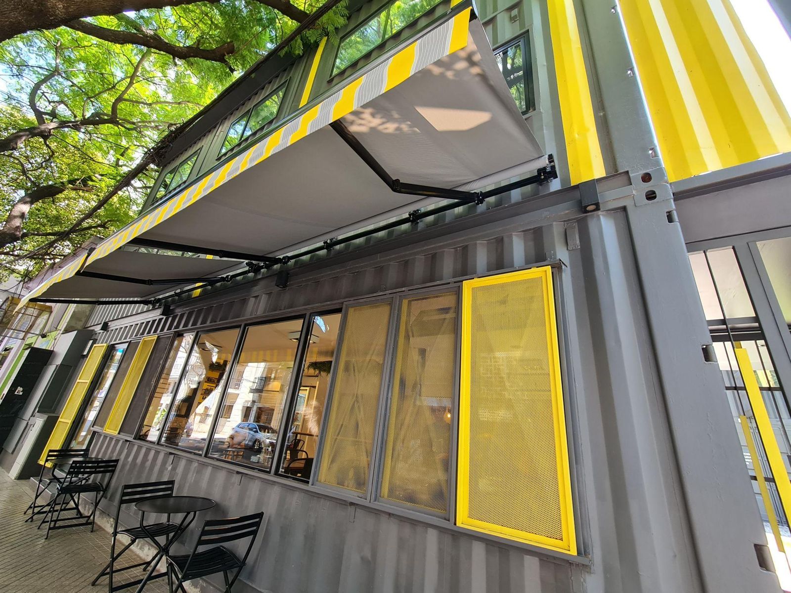 Toldos de brazos invisibles en local gastronómico
