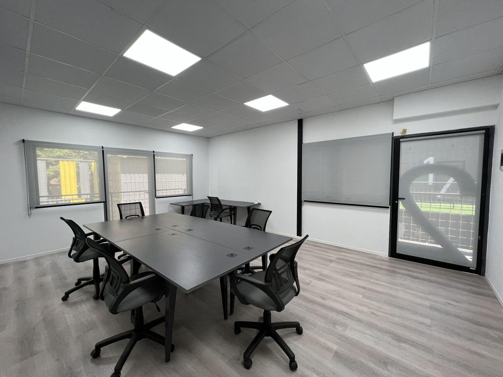 Oficina con cortinas roller